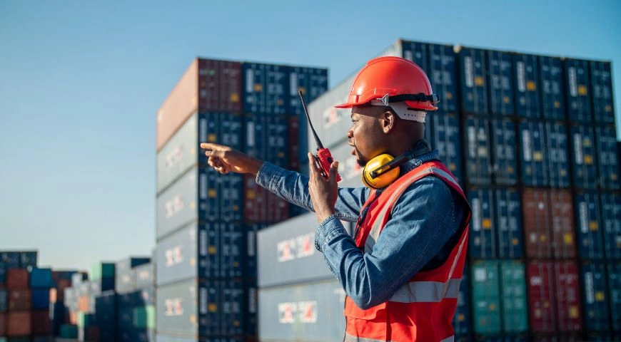 Freight Forwarder vs NVOCC vs Carrier