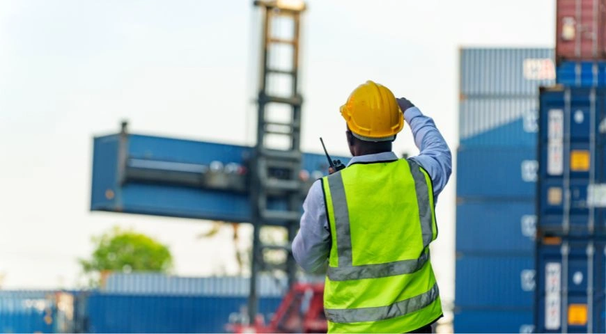 Freight Forwarder vs NVOCC vs Carrier